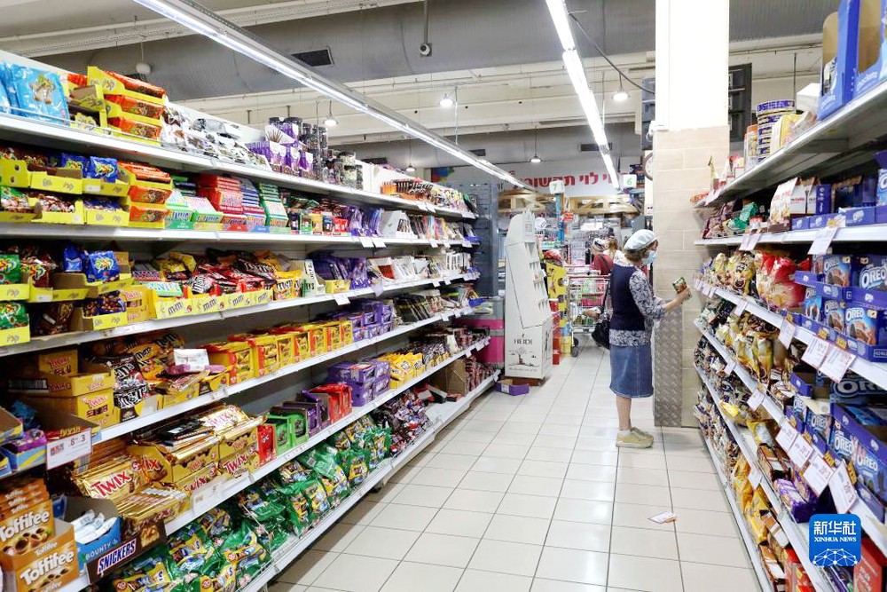 4月25日，在以色列莫迪因，顧客在超市選購巧克力。