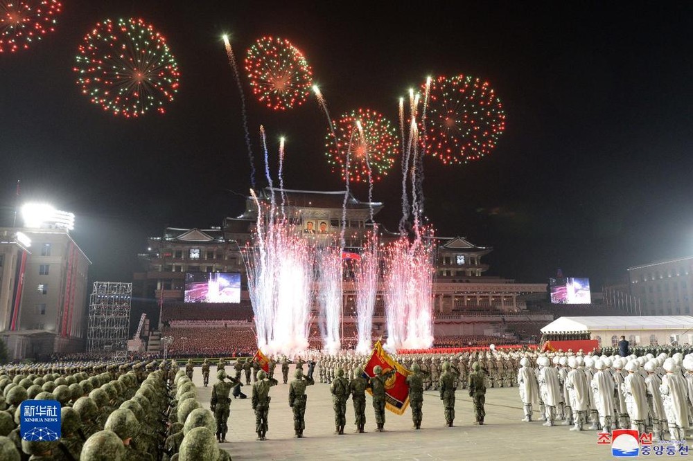 這張朝中社4月26日提供的圖片顯示的是朝鮮平壤舉行閱兵式期間施放的焰火。新華社/朝中社