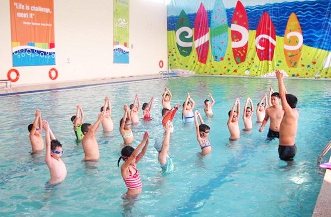 組織游泳教學是防範兒童溺水的有效措施之一。