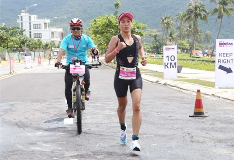 越南女運動員在跑步賽項中引路領跑。