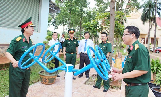 平福省軍事指揮部檢查體育器材的質量以將其交給民眾使用。