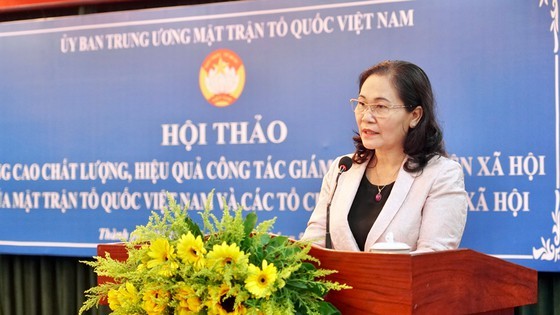 市人民議會主席阮氏麗在研討會致詞。