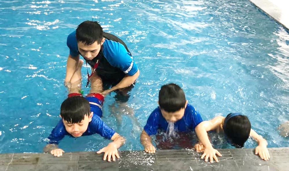 在河內市Newton學校游泳池學習游泳的學生。