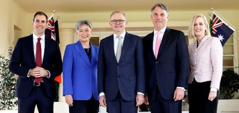 澳大利亞新總理與4位臨時部長合影（資料圖）