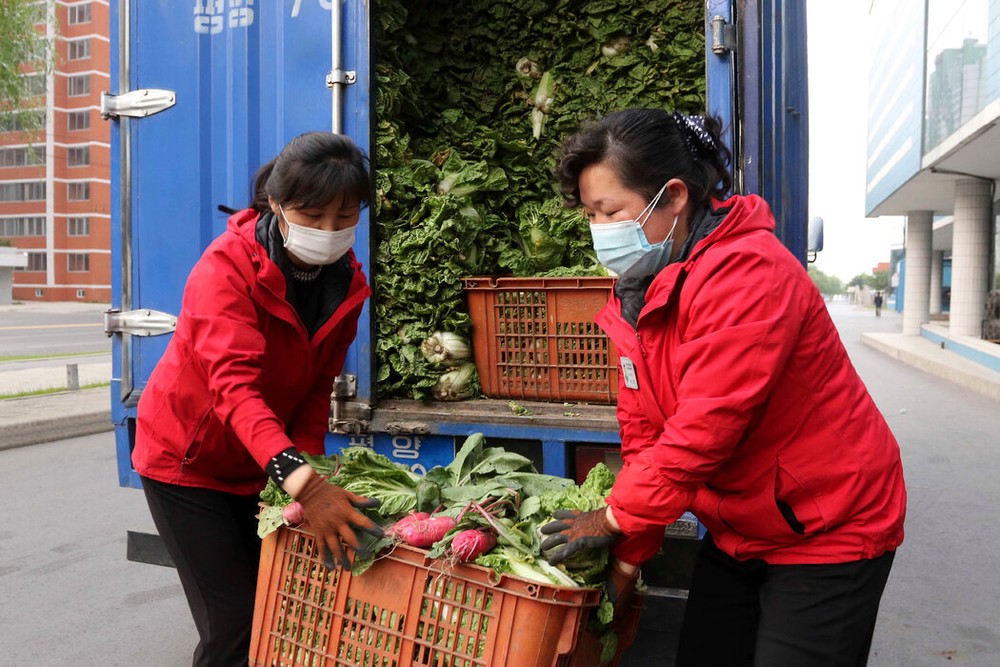 平壤未來科學家街的一家蔬菜店職工正在給待在家中的居民們送菜。 JON CHOL JIN/ASSOCIATED PRESS