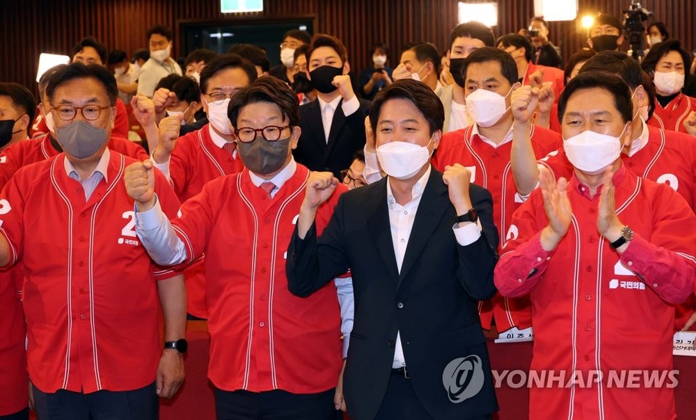 6月1日，在首爾汝矣島國會圖書館，國民力量黨員們在看到出口民調結果後歡呼慶祝。 韓聯社/國會攝影記者團