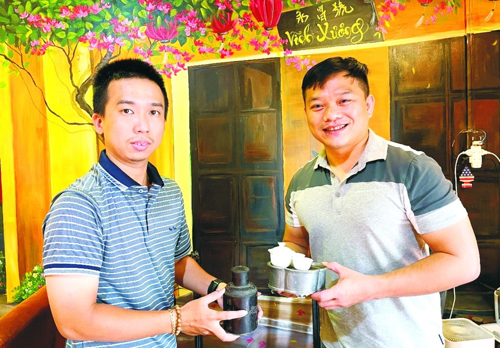 謝鎮豪（左）向“西堤華人文化陳列室”捐贈祖輩遺物。