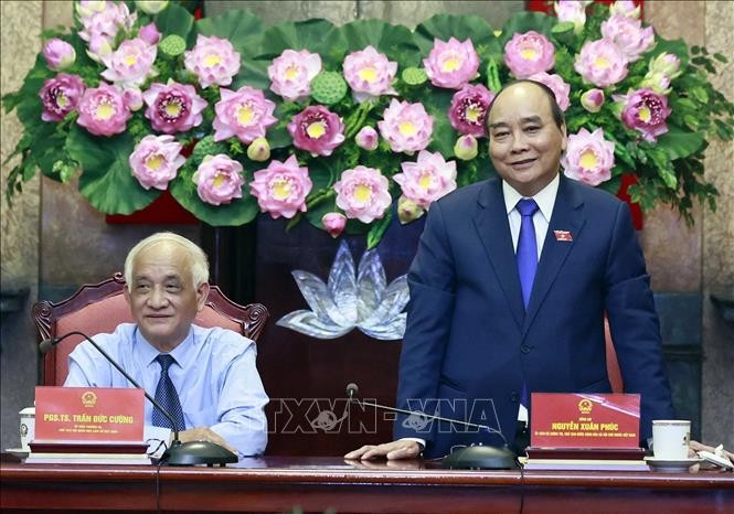 國家主席阮春福與越南歷史科學協會代表團會晤。