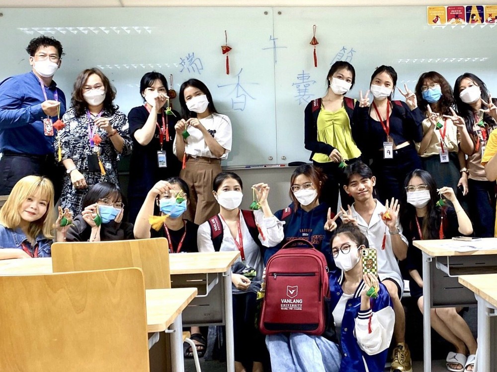 文朗大學外語系中國語言專業師生拿著 自己縫製的粽子香囊合照留念。