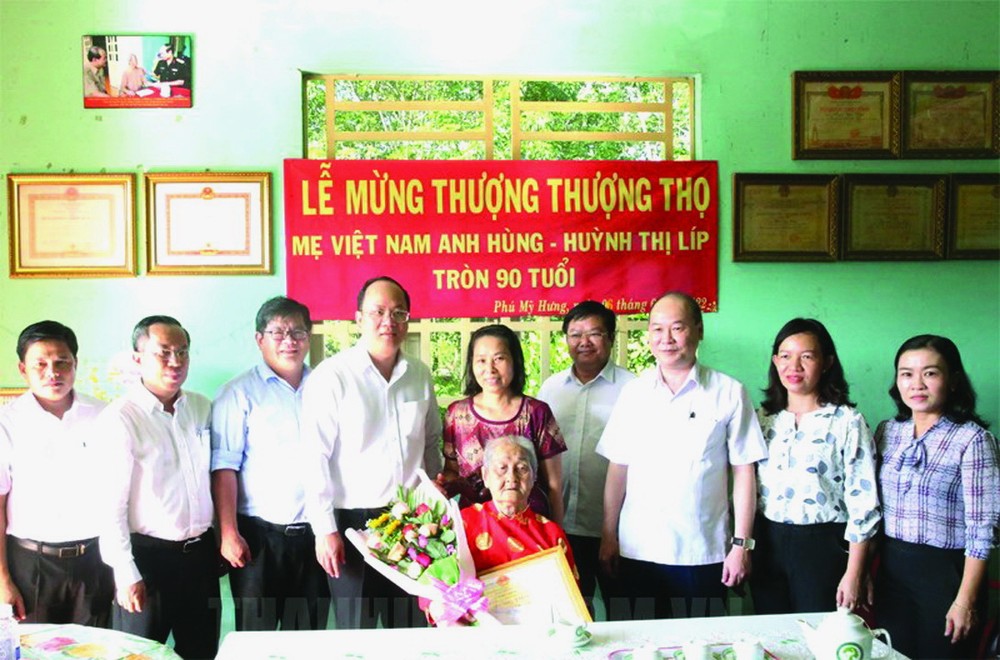 市委副書記阮胡海向越南英雄 母親黃氏聶祝壽。