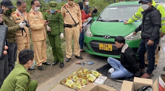 職能力量在廣治省四十九號國道上圍堵逮捕 販毒者。