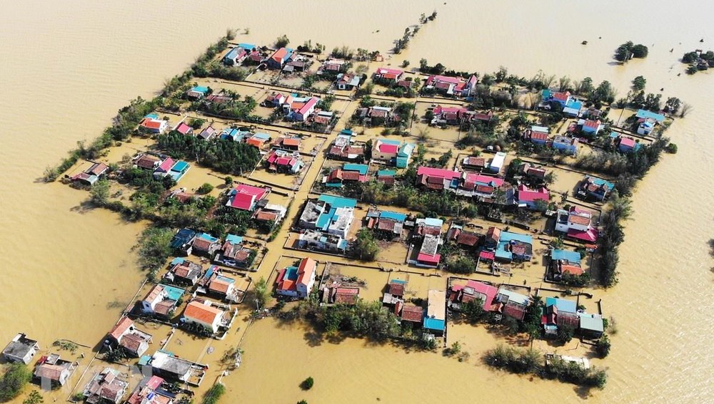 廣平省廣寧縣新寧鄉友新村完全被孤立於洪水之中。