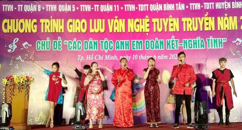 華人歌手合唱"勝利 雙手創"歌曲。