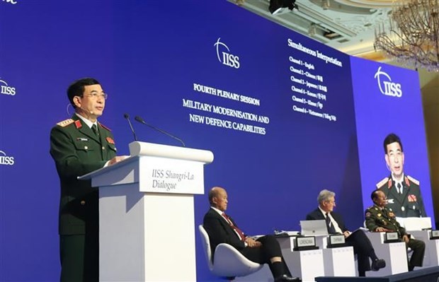 越南國防部部長潘文江大將在討論會上發言。