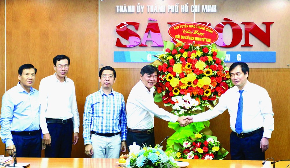 中央宣教部副部長潘春水祝賀《西貢解放報》。