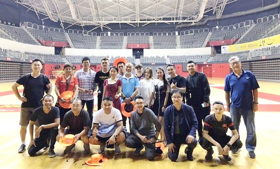 韓國乒乓球運動員來越南與第七郡新鋒坊乒乓球俱樂部交流。