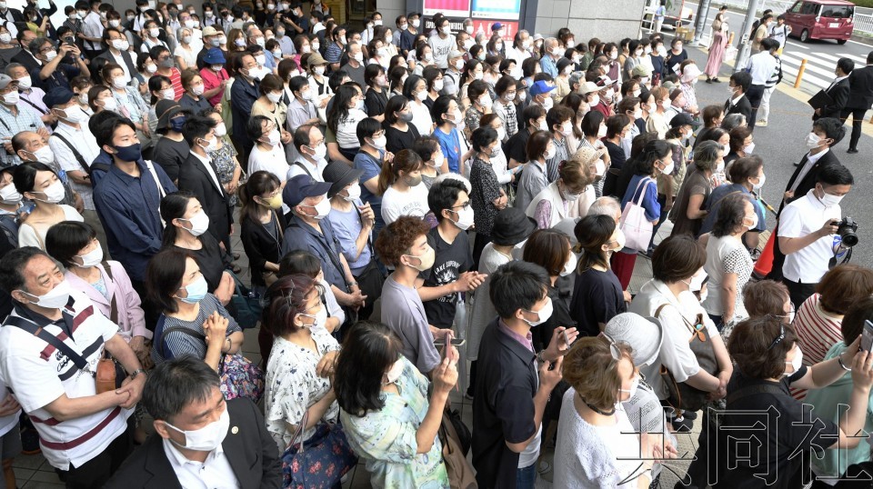 參院選舉發佈公告後，選民們傾聽街頭演說。6月22日下午攝於橫濱市。（共同社）