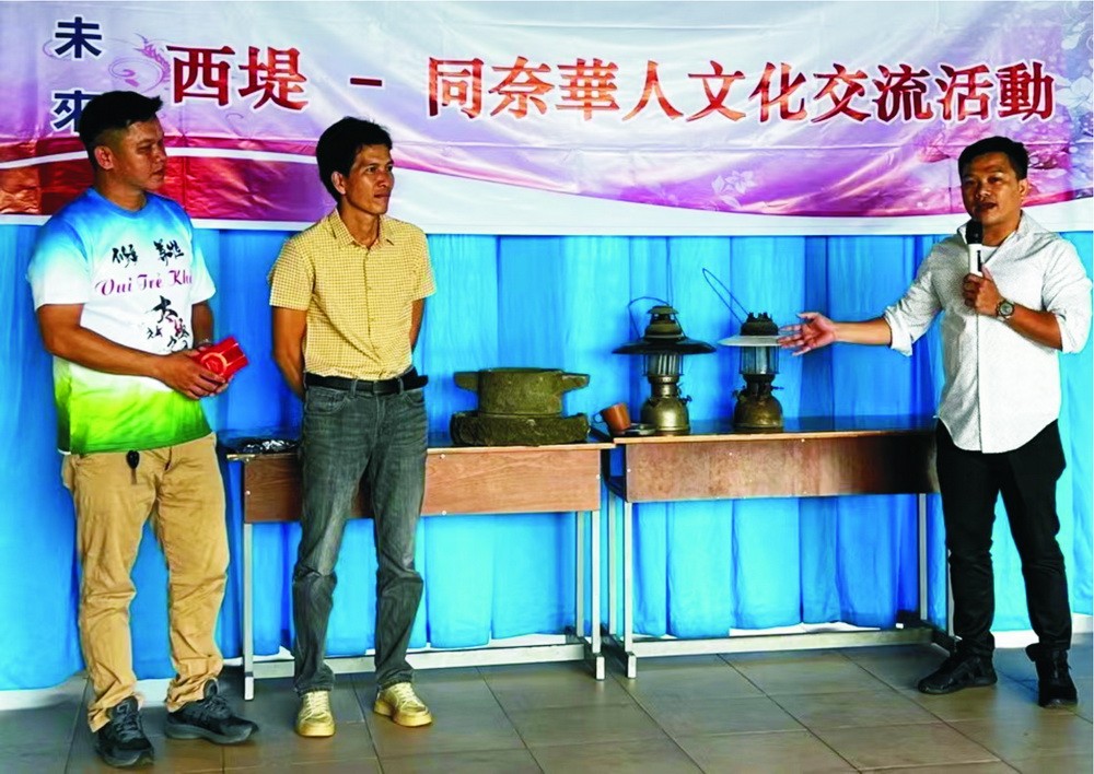 同奈省華人同胞向西堤華人文化陳列室捐贈懷舊物品。