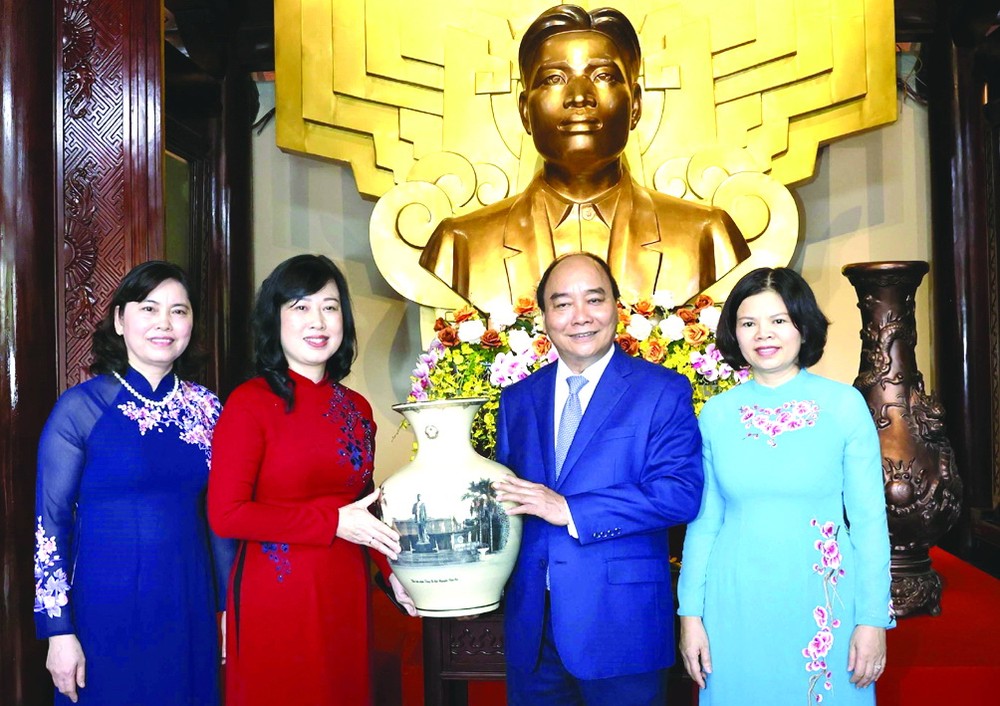 國家主席阮春福向紀念區贈送禮品。