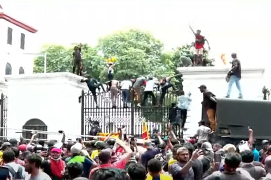 斯里蘭卡抗議者衝擊總統府