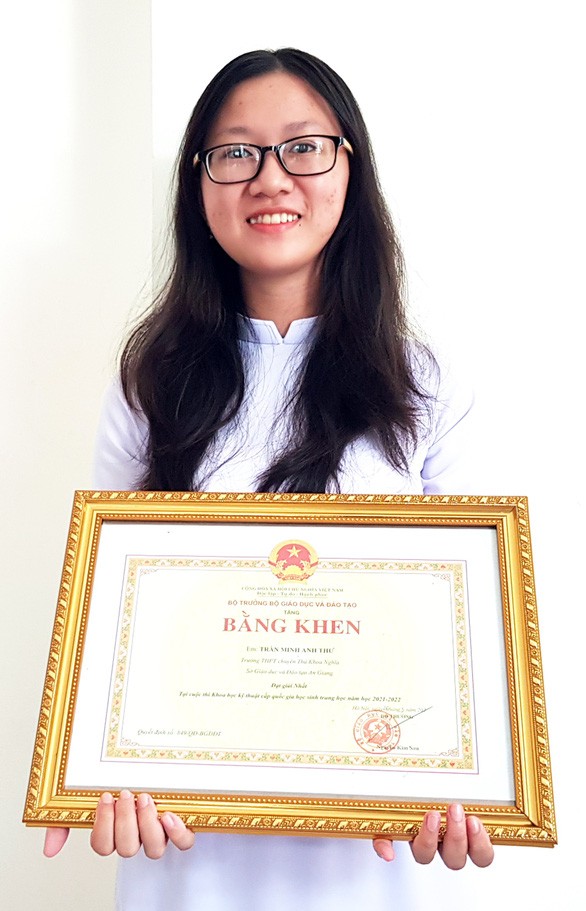 陳明英詩獲得教育與培訓部頒發　年 國家科技比賽一等獎的獎狀。