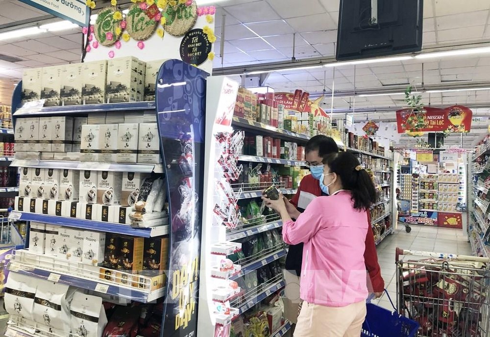 市民在西貢 Coop 超市購物。
