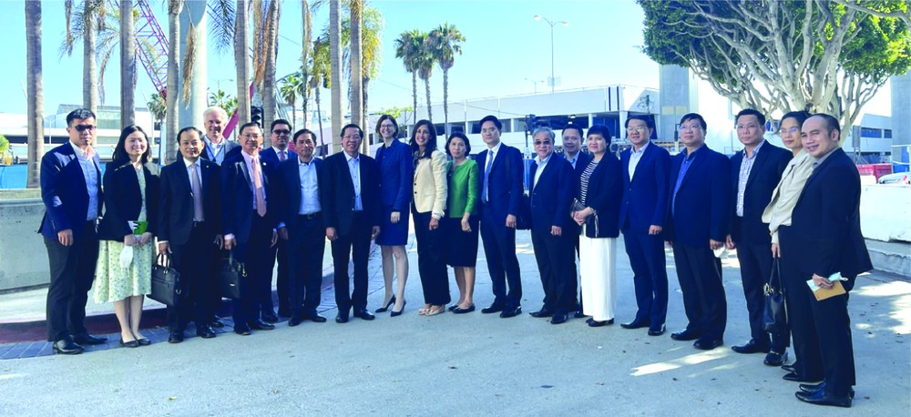 市人委會主席潘文邁(左八)與代表團在洛杉磯機場合影。