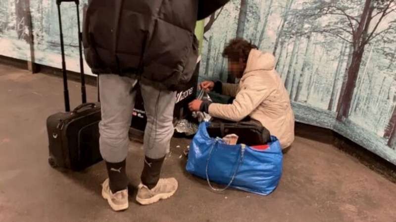 “癮君子”買了毒品直接在地鐵站地上用錫箔紙開吸。