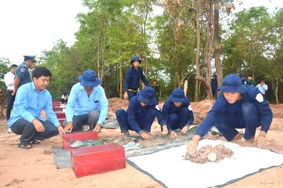 第七軍區所屬K71隊在柬埔寨奧多棉吉省歸集烈士骸骨。