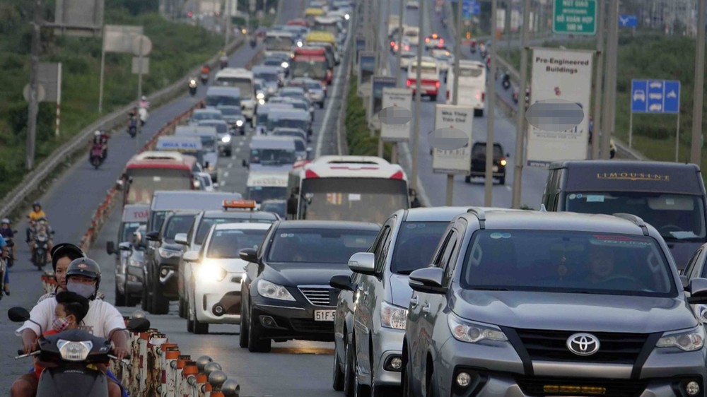 儘管不是週末或假期，但從本市通往本市－隆城－油曳 高速公路的路段的汽車流量仍然很大，路上十分擁擠。
