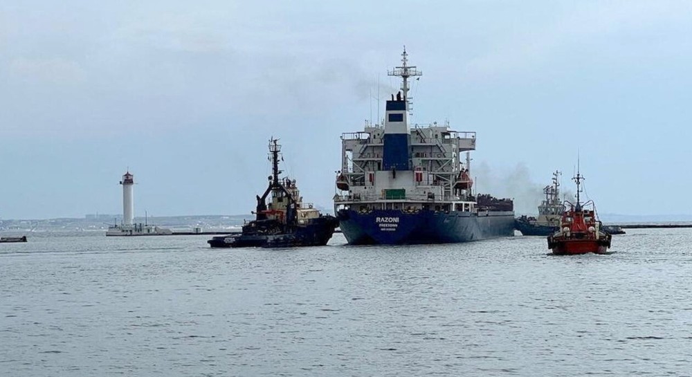 8月1日，懸掛塞拉利昂國旗的貨船“拉佐尼”號裝載著運往黎巴嫩的糧食離開敖德薩港。 © 路透社圖片