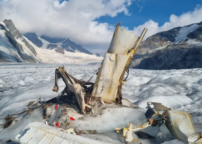 冰川消融 失事多年小飛機殘骸“現身”