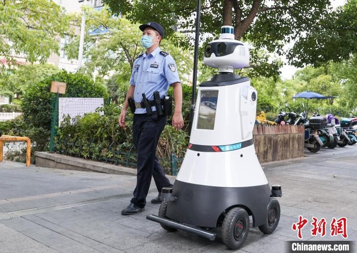 民警與智能警用機器人在街區巡邏。圖源：中新網