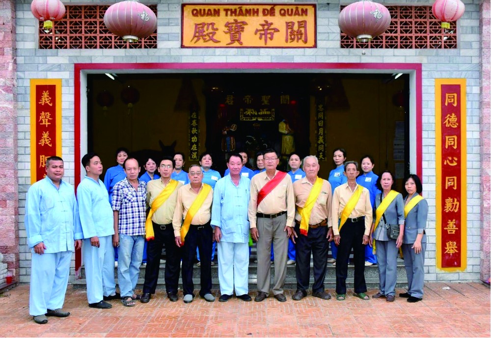 同義堂理事會與慶雲南院法事組於同義堂 “關帝寶殿”前留影。