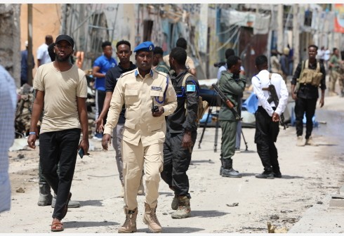 警察在索馬里摩加迪沙遇襲酒店附近警戒。