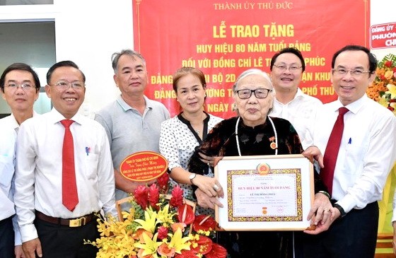 黎氏紅福同志榮獲 80 年黨齡紀念章