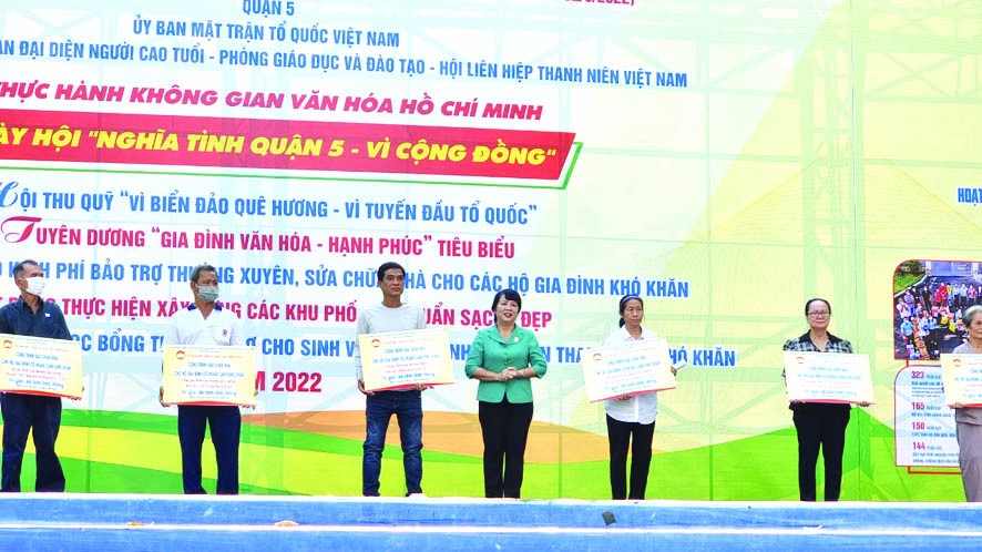 市越南祖國陣線委員會主席陳金燕發維修 住房經費給貧戶。