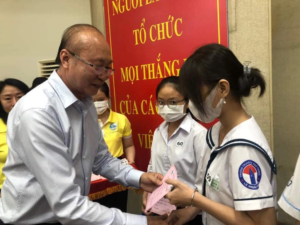 亞洲餅家總經理高肇力發助學金給貧困學生。