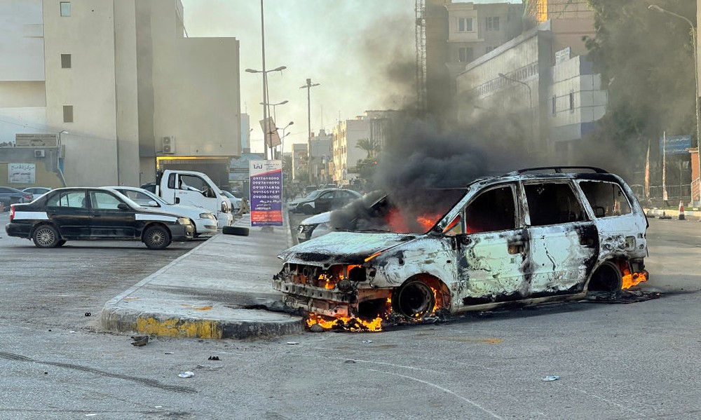 2022年8月27日，在利比亞首都的黎波里的一條街道上，兩個敵對團體之間發生沖突後被損壞的車輛。(MAHMUD TURKIA/AFP via Getty Images)