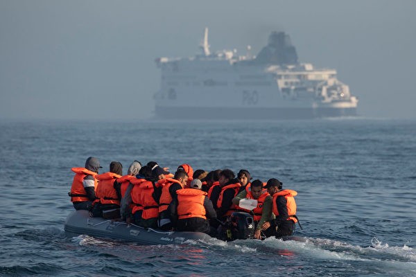 7月22日，一艘嚴重超載的偷渡船出現在英吉利海峽，不遠處是一艘渡船。（ Dan Kitwood/Getty Images)