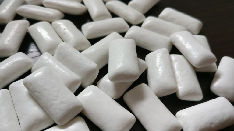 市面上的口香糖大都含有木糖醇。source: pxhere