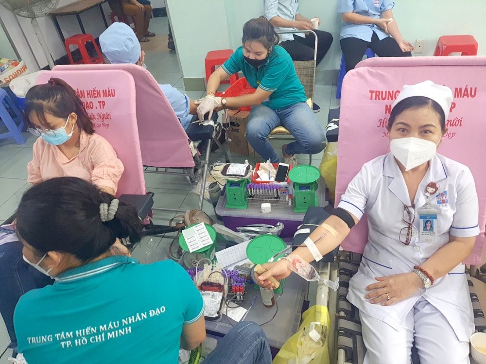 阮知方醫院肌肉骨骼科女護員阮玉燕（右一）正在捐血。