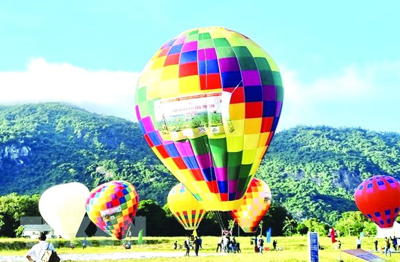 安江省首次舉行熱氣球嘉年華。