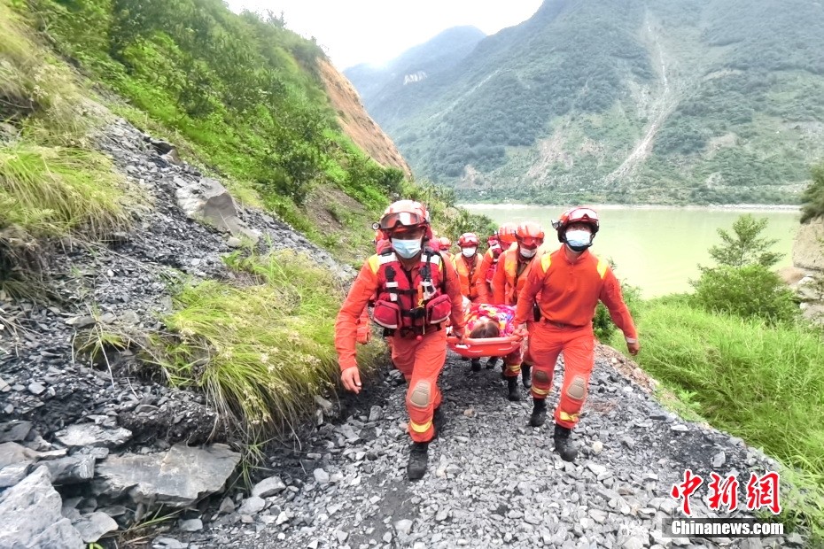 9月6日，四川瀘定，森林消防救援人員正在轉運傷者。（四川森林消防供圖）