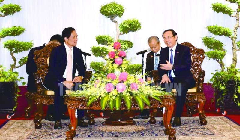 市委書記阮文年接見柬埔寨首都金邊市市長、金邊市人民革命黨部主席坤盛。