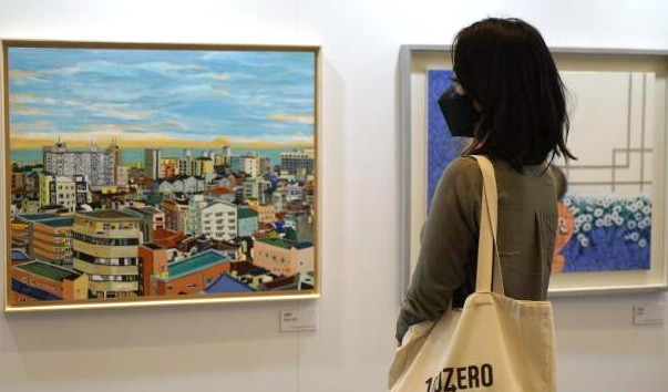 市民在春秋館參觀藝術展。圖源：互聯網