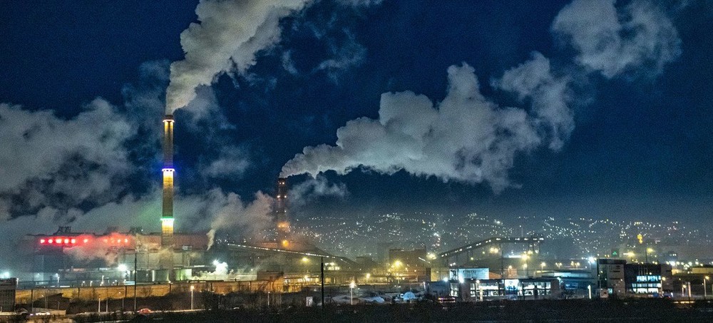 燃煤發電廠排放的廢氣造成了空氣污染。