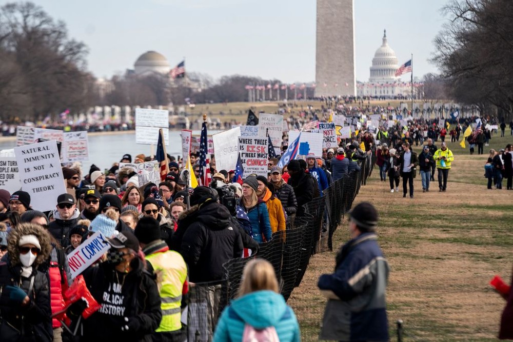 圖為2022年1月23日，示威者在首都華盛頓遊行，抗議口罩令和疫苗令。(STEFANI REYNOLDS/AFP via Getty Images)