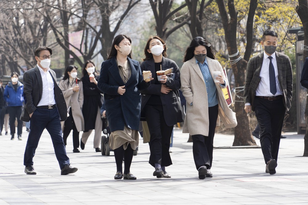 韓國政府今年5月起不再要求民眾在戶外佩戴口罩。圖源：新華社