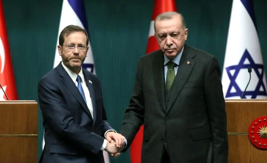 3月9日，在土耳其安卡拉，土耳其總統埃爾多安（右）與以色列總統赫爾佐格舉行聯合新聞發布會。新華社發（穆斯塔法·卡亞攝）